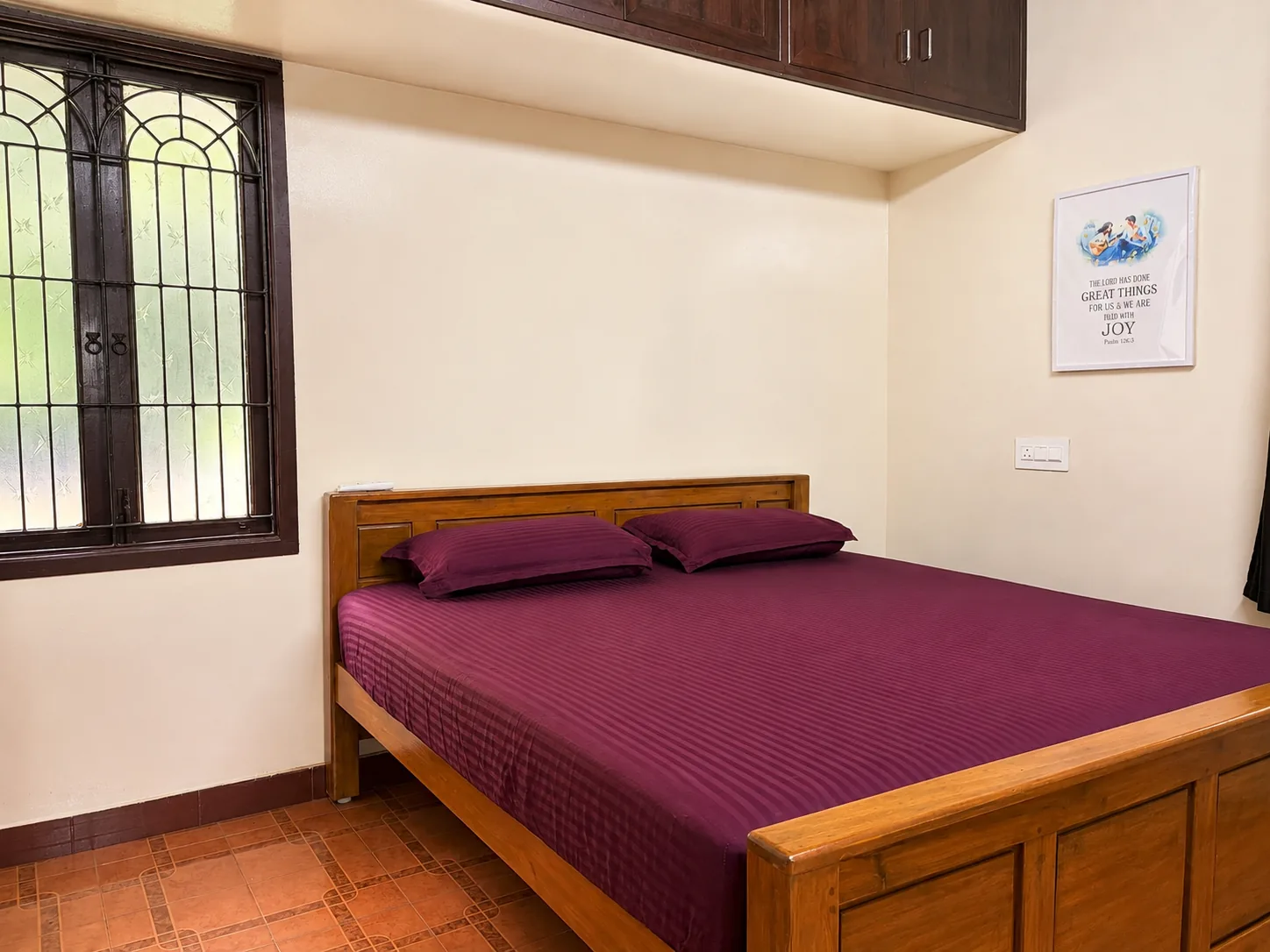 Shalom Deo air-conditioned bedroom with king-size bed in Avadi